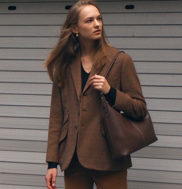 韓國[demeriel] Veneta Hobo Bag Medium Wood Brown Designer fashion, Seoul-fully created | W Concept