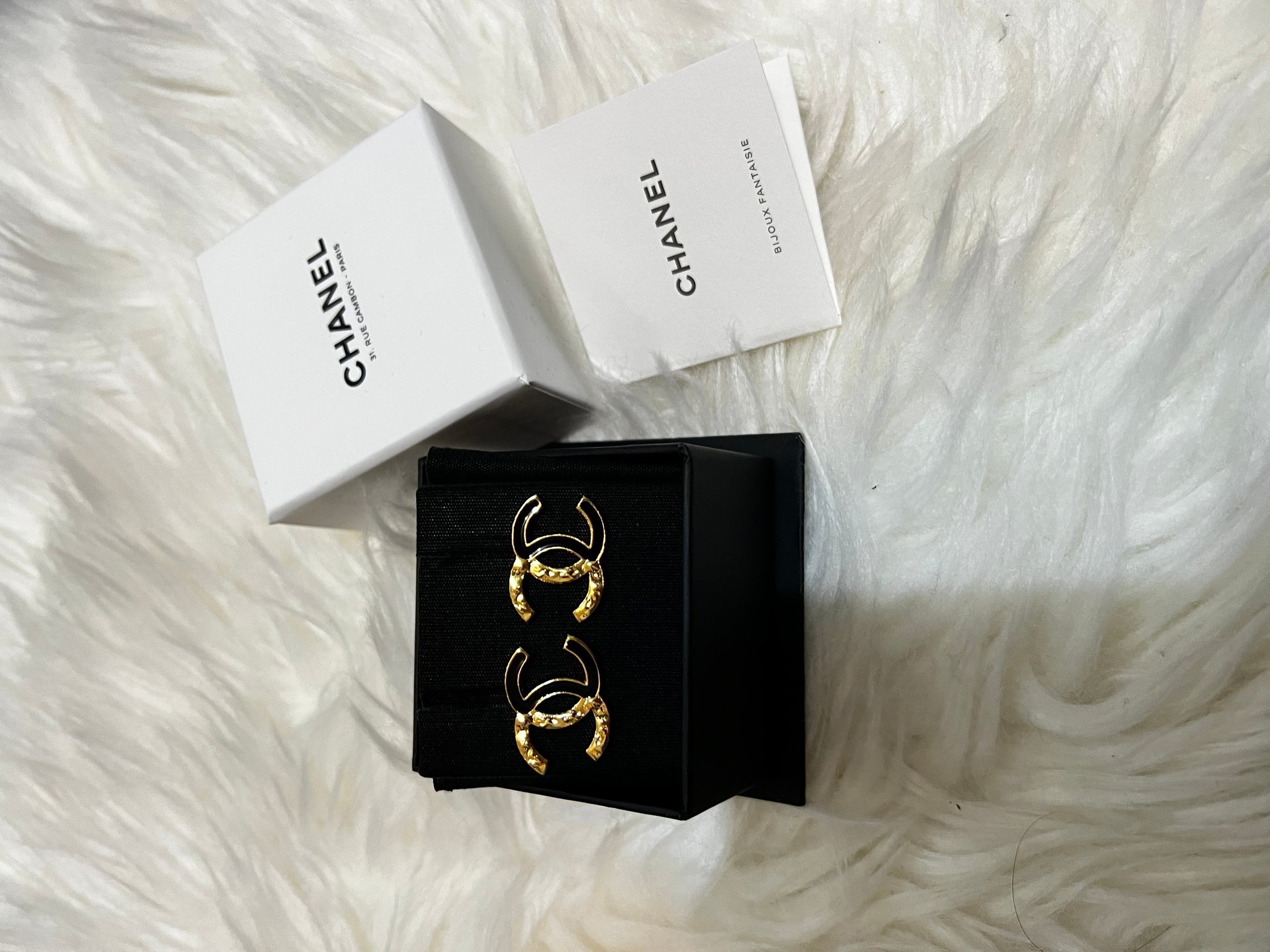 CHANEL 23C CC Logo Earrings | Everuts CHANEL 23C CC Logo Earrings | Everuts