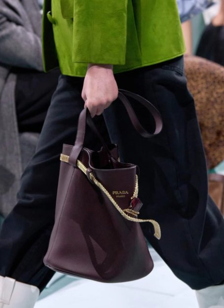 7900□PRADA ベルベット クラッチバッグ イタリア製bc11yt ポテトチップスの袋をモチーフとしたクラッチバックを、イタリア